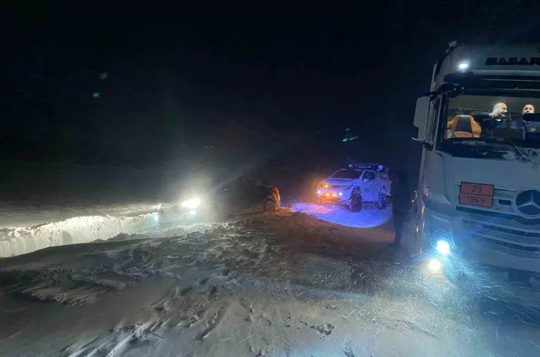 Mahsur kalan sürücüler Off-road ekiplerince kurtarıldı
