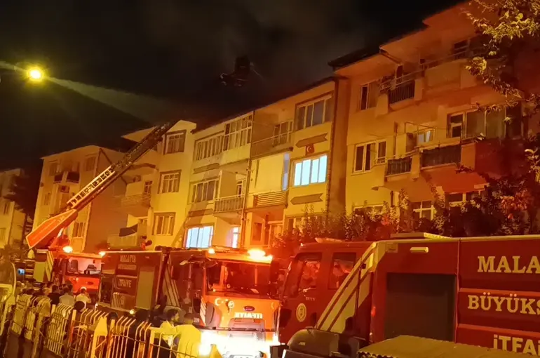 Malatya’da 4 katlı binanın çatısında yangın
