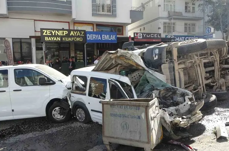 Malatya’da freni patlayan hafriyat kamyonu dehşet saçtı: 5 yaralı
