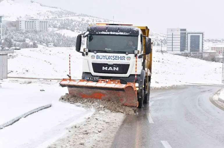 Malatya’da karla mücadele sürüyor
