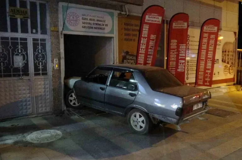 Malatya’da kontrolden çıkan otomobil dershaneye girdi
