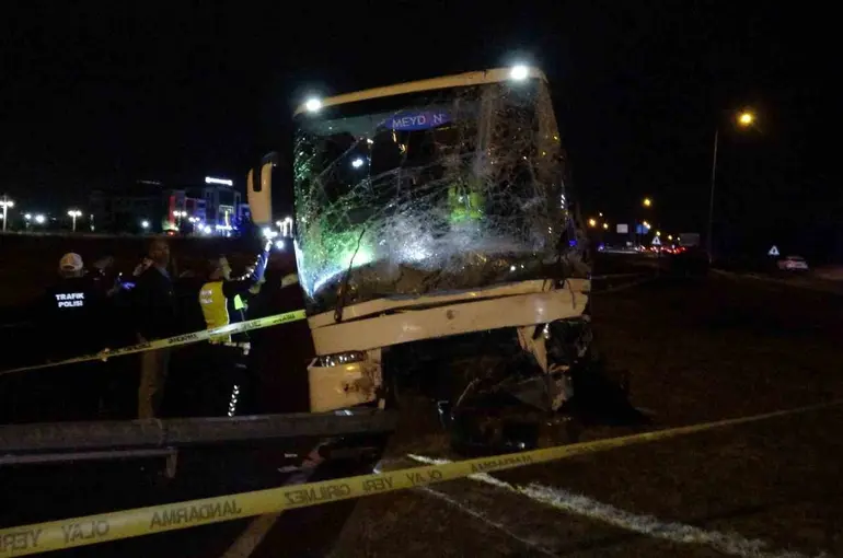 Malatya’da otobüs ile hafif ticari araç çarpıştı: 2 ölü, 3 yaralı
