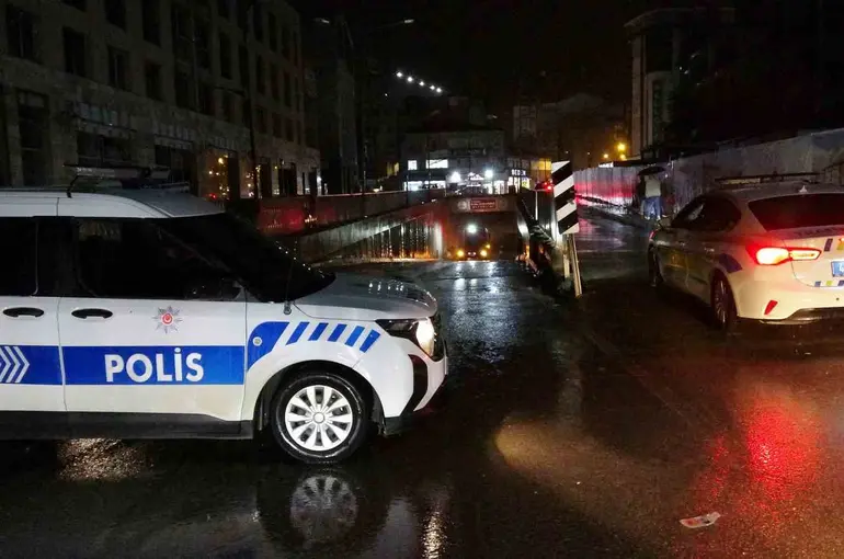 Malatya’da sağanak yağış nedeniyle altgeçit kapatıldı
