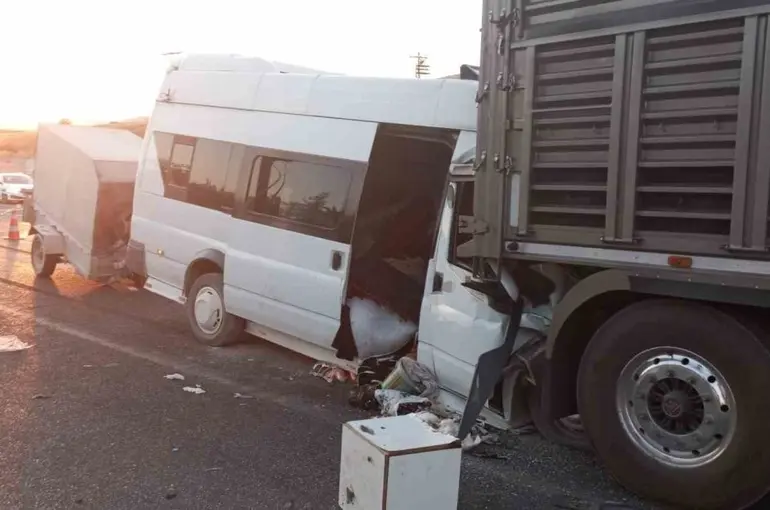 Malatya’da tarım işçilerini taşıyan minibüs tıra çarptı: Yaralılar var
