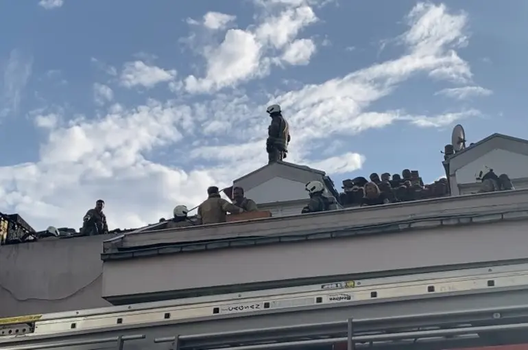 Maltepe’de 3 katlı binanın çatı katı alev alev yandı
