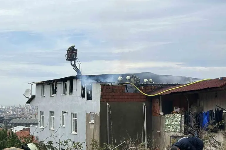Maltepe’de binanın çatısı alev alev yandı
