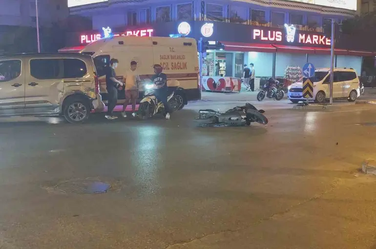 Manavgat’ta hafif ticari araç ile çarpışan motosikletli yaralandı
