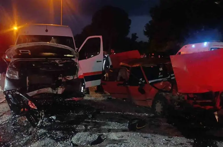 Manavgat’ta tur minibüsü ile otomobil çarpıştı: 4 yaralı
