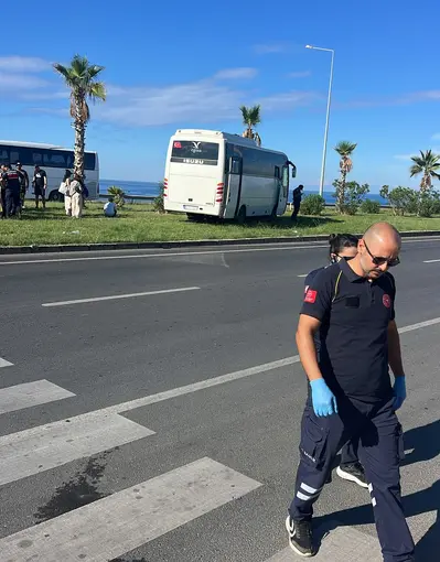 Manavgat’ta tur otobüsü minibüsle çarpıştı: 3 yaralı
