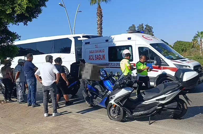 Manavgat’ta zincirleme kaza: Motosiklet sürücüleri yaralandı
