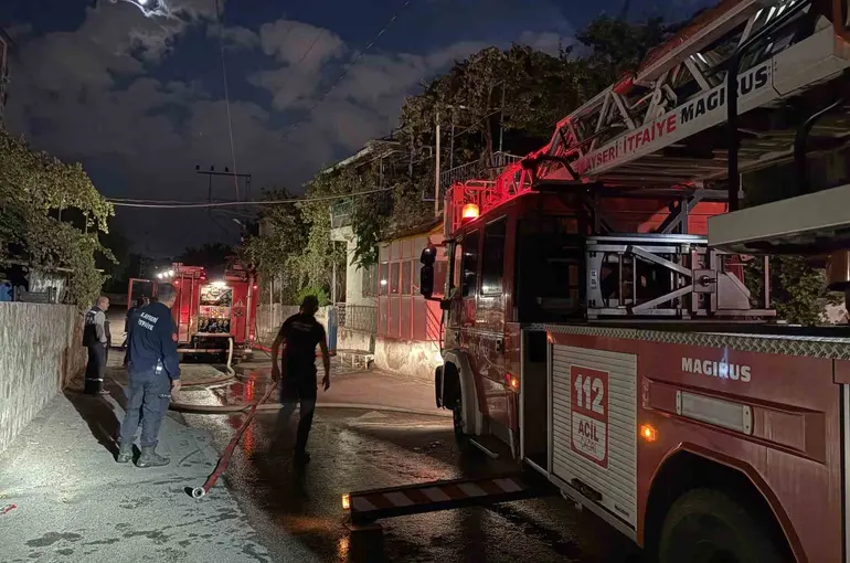 Mangaldan çıkan yangın evin çatısını küle çevirdi
