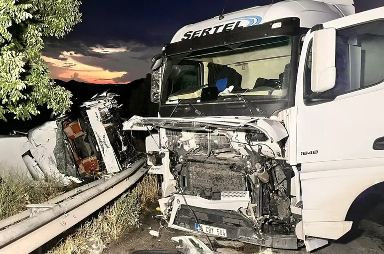 Manisa’da iki tır çarpıştı: 1’i ağır 2 yaralı
