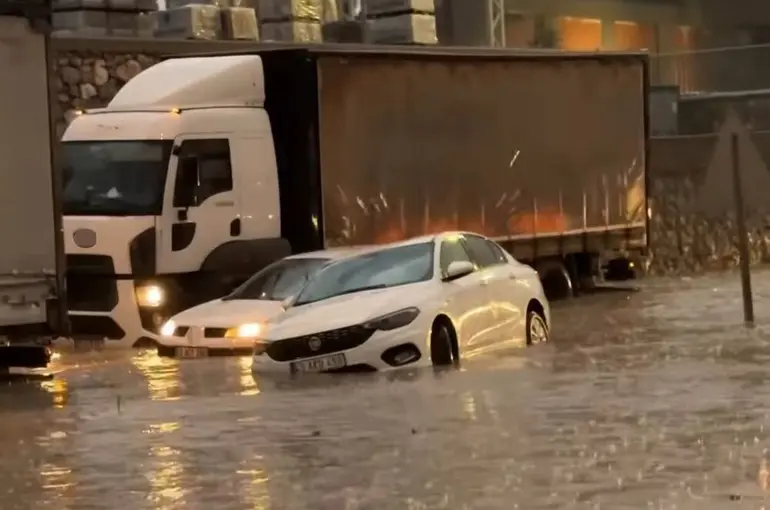 Manisa’da sağanak yağış sokakları göle çevirdi
