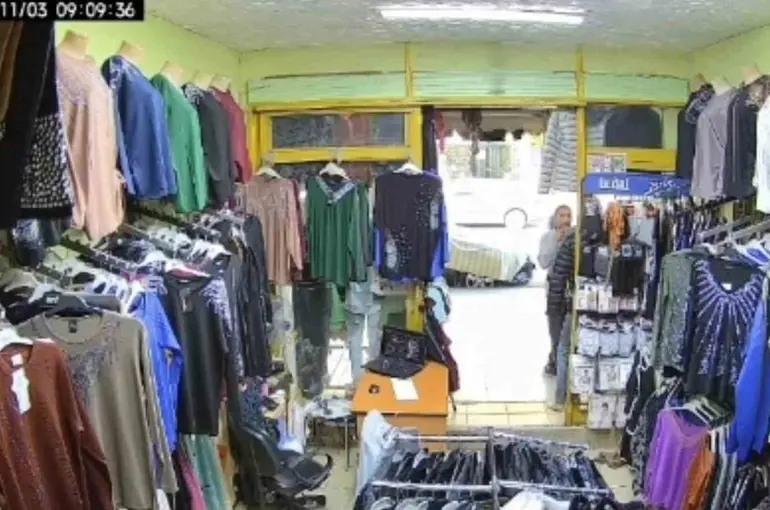 Mankenin üstündeki 1000 TL’lik montu kendi malıymış gibi gitti

