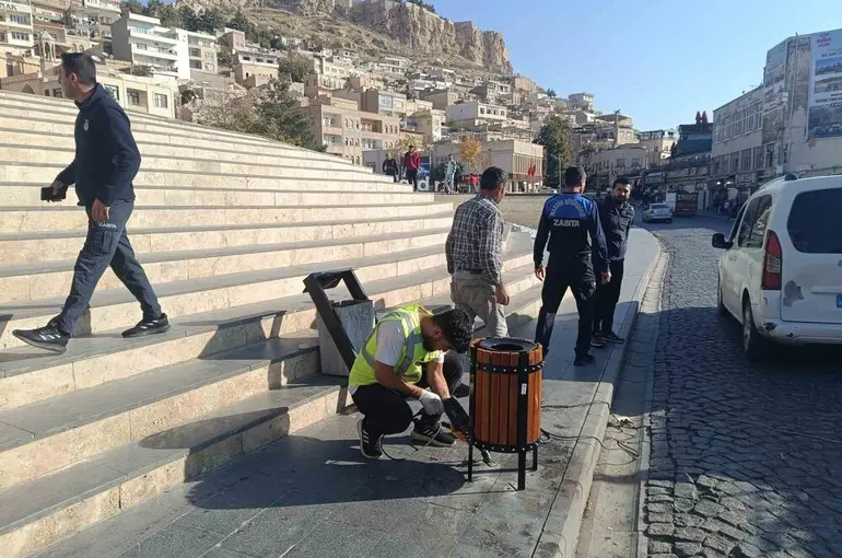 Mardin Büyükşehir Belediyesi Artuklu 1. Cadde’de çöp kovalarını yeniliyor
