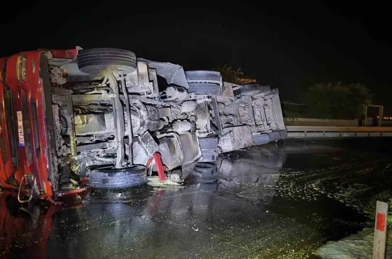 Mardin’de bitkisel yağ yüklü kamyonet devrildi
