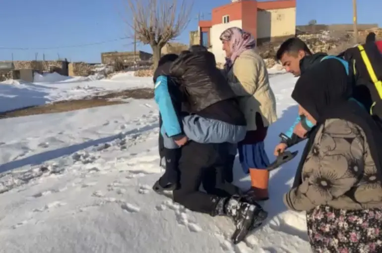 Mardin’de fedakar sağlık personeli: 84 yaşındaki hastayı sırtında taşıdı
