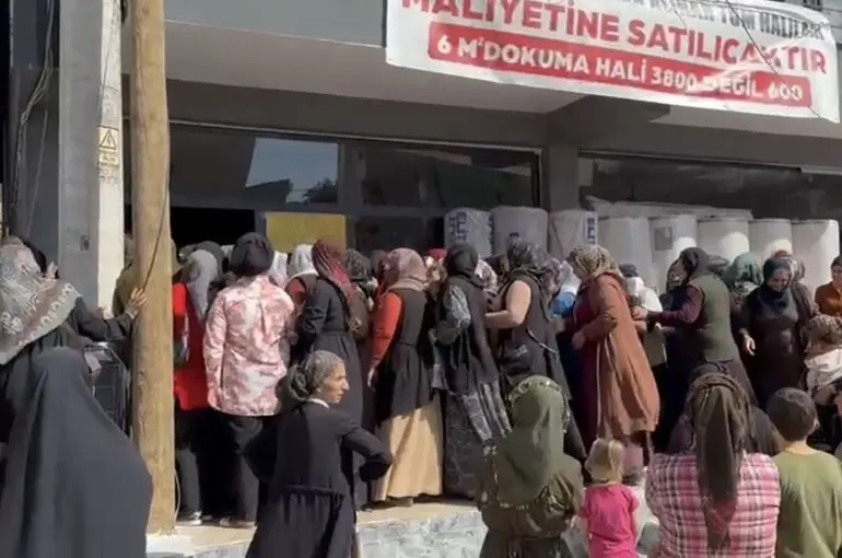Mardin’de halı mağazasında indirim izdihama neden oldu
