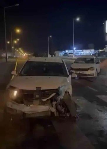 Mardin’de iki otomobil çarpıştı: 3 yaralı
