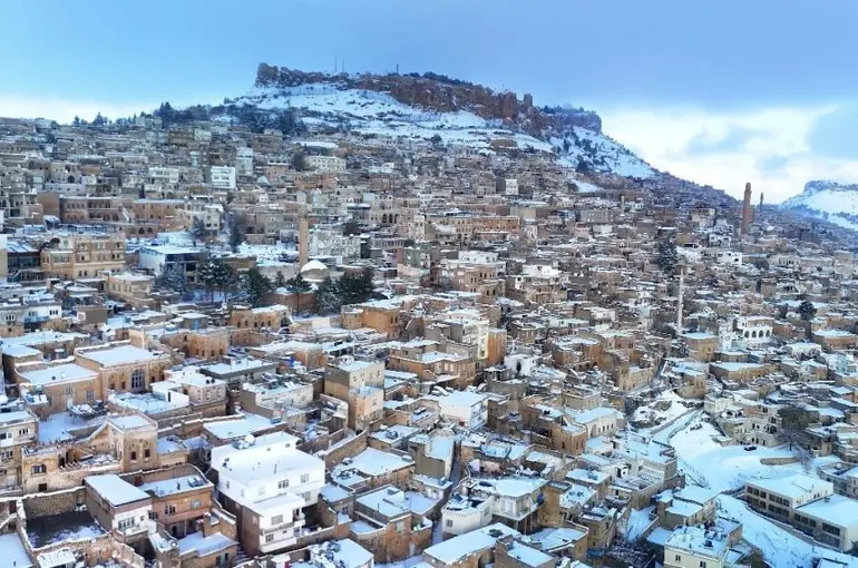Mardin’de yoğun kar mesaisi: Ağır tonajlı  araçlara trafik kısıtlaması
