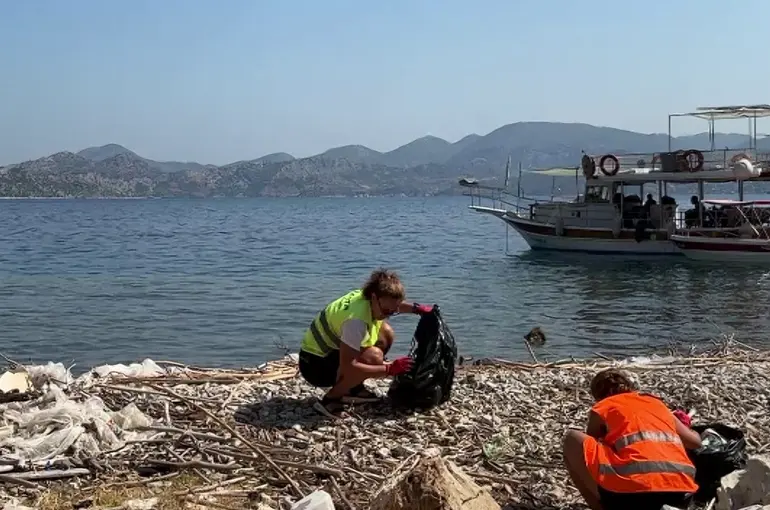 Marmaris kıyılarına vuran mikroplastikler çevrecileri harekete geçirdi
