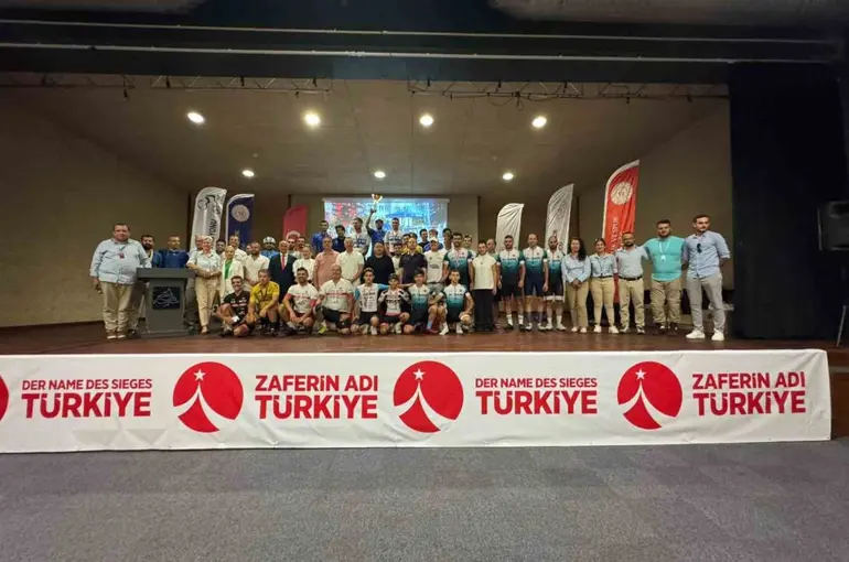 Marmaris’te 15 Temmuz Şehitleri Anma Programı bisiklet yarışı kazananları ödüllerini aldı
