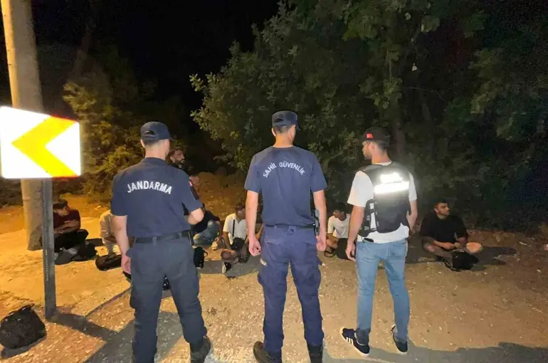Marmaris’te 18 düzensiz göçmen yakalandı
