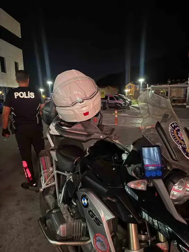 Marmaris’te ‘dur’ ihtarına uymayan 15 yaşındaki sürücü polise çarptı
