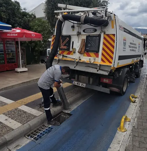 Marmaris’te ızgara ve mazgallarda temizlik çalışması yapıldı
