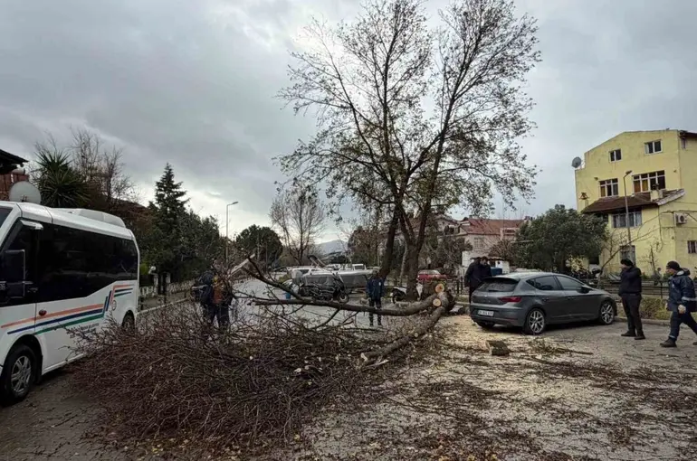 Marmaris’te şiddetli fırtına etkisini sürdürüyor
