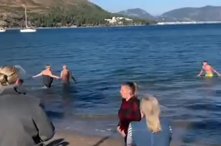 Marmaris’te yaşayan yerleşik yabancılar 2026’yı denize girerek karşıladı
