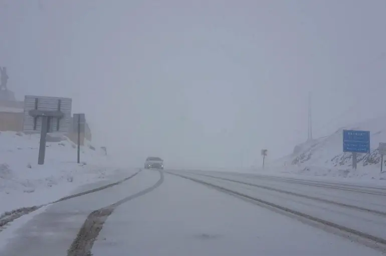 Mayıs ortasında Bayburt’un Kop Dağı’na kar yağdı
