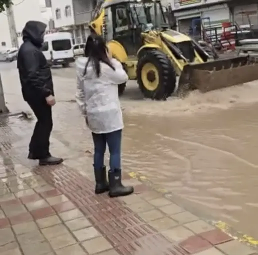 Mazıdağı’nda sağanak nedeni ile yollar göle döndü

