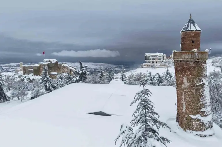 Medeniyetlerin beşiği Harput beyaza büründü, kartpostallık görüntüler oluştu
