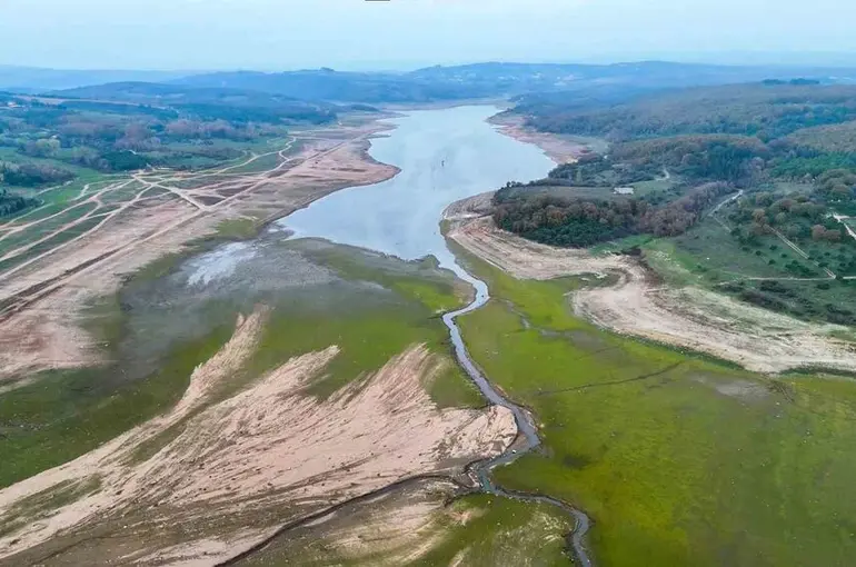 Mega kentte kuraklığın izleri havadan görüntülendi
