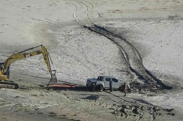 Meke Gölü’nde bataklığa saplanan aracı kurtarma operasyonu
