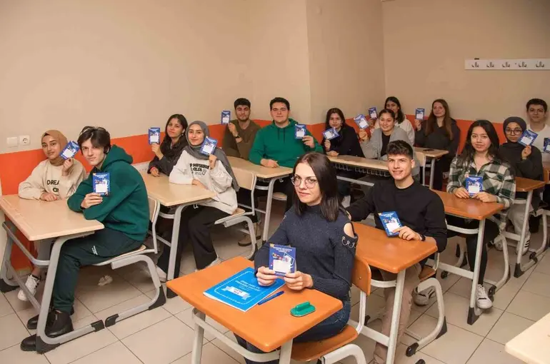 Menemen’de 10 bin öğrenciye dijital eğitim paketi desteği
