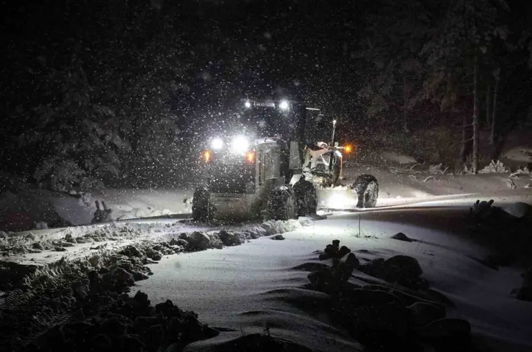 Menteşe Belediyesi ekipleri gece boyunca kar ile mücadele etti
