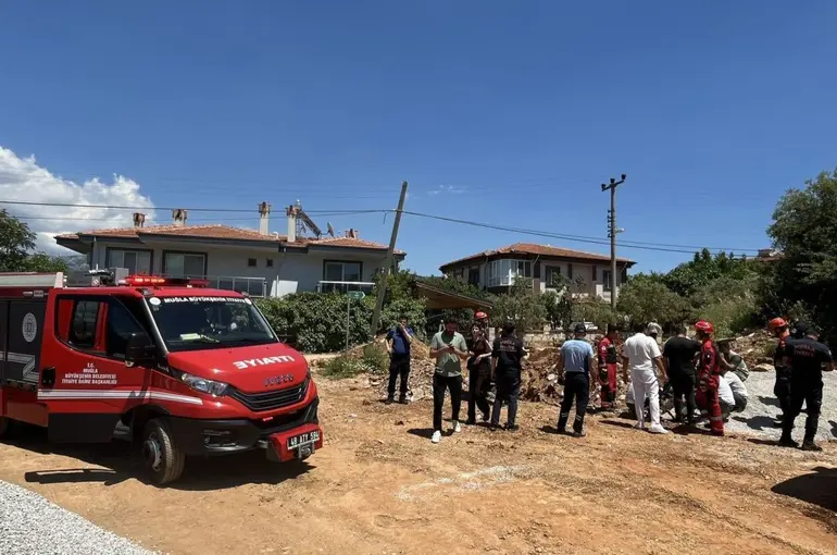 Menteşe’de altyapı çalışmasında işçi toprak altında kaldı
