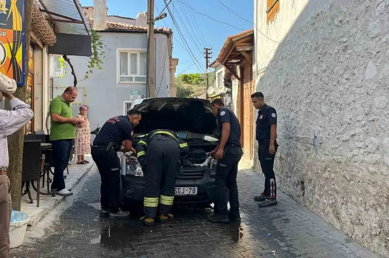 Menteşe’de araç yangını ekipleri alarma geçirdi
