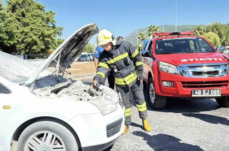 Menteşe’de seyir halindeki araçta yangın
