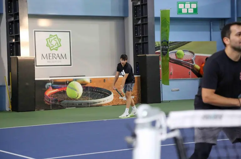 Meram’da aileler tenis kortunda buluştu