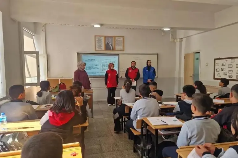 "Merkezim Her Yerde" projesi Hamur’da öğrencilerle buluştu
