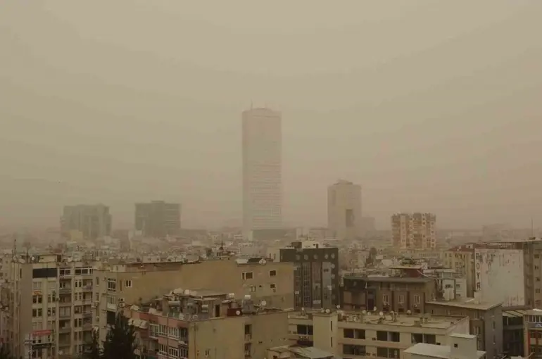 Mersin ve ilçelerinde toz taşınımı etkili oldu
