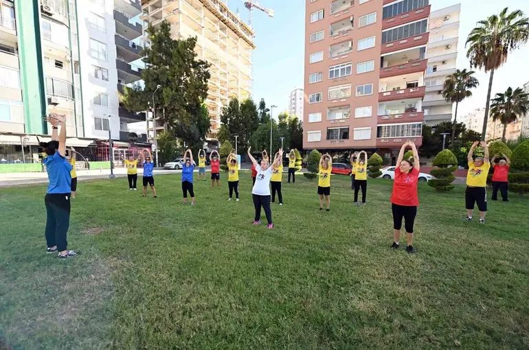 Mersin’de emekliler sabah sporunda buluşuyor
