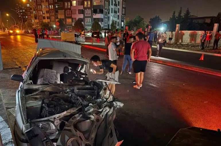 Mersin’de feci kaza: 1 ölü, 8 yaralı
