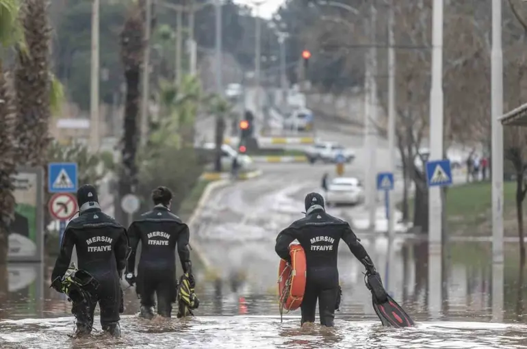 Mersin’de itfaiye yılın ilk yarısında 8 bin 37 vakaya koştu
