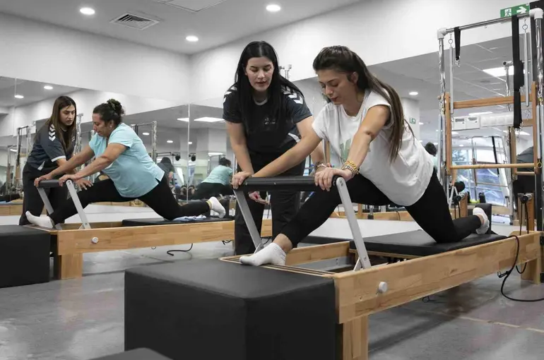 Mersin’de kadınlar ücretsiz pilates kursunda hem spor yapıyor hem sosyalleşiyor
