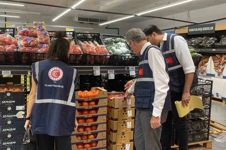 Mersin’de marketler denetleniyor
