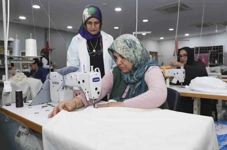 Mersin’de özel birey anneleri dikiş kursunda hem üretiyor hem sosyalleşiyor
